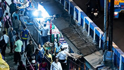 কলকাতা পুরসভা শিয়ালদহের বিদ্যাপতি সেতু এবং যাদবপুর-সন্তোষপুর সংযোগকারী সুকান্ত সেতুর নিচে থাকা দখলদারদের সাত দিনের মধ্যে জায়গা খালি করার নির্দেশ দিয়েছে। কলকাতা পুরসভা শিয়ালদহের বিদ্যাপতি সেতু এবং যাদবপুর-সন্তোষপুর সংযোগকারী সুকান্ত সেতুর নিচে থাকা দখলদারদের সাত দিনের মধ্যে জায়গা খালি করার নির্দেশ দিয়েছে।