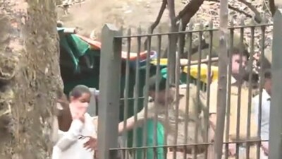पुलिस आरोपी सिया गोयल को क्राइम सीन रिक्रिएशन के लिए लेकर आई (ANI वीडियो का स्क्रीनशॉट) पुलिस आरोपी सिया गोयल को क्राइम सीन रिक्रिएशन के लिए लेकर आई (ANI वीडियो का स्क्रीनशॉट)