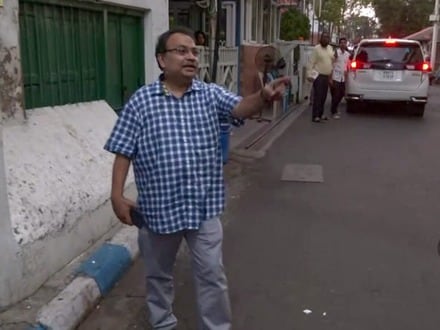 একুশের মঞ্চ কার দখলে?