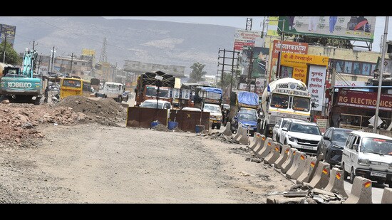 Now many avoid coming because of the traffic and poor road conditions. (MAHENDRA KOLHE/ HT)