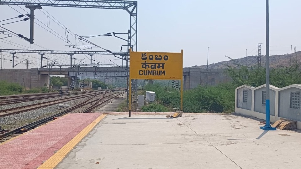 <p>ఈ ఆధునికీకరణలో అత్యంత ప్రధాన ఆకర్షణగా నిలిచింది స్టేషన్ ముఖద్వారం వద్ద ఏర్పాటు చేసిన ఒంగోలు జాతి ఎద్దుల ప్రతిమలు. ప్రపంచ ప్రఖ్యాతి గాంచిన, ప్రకాశం జిల్లా గర్వకారణమైన రెండు ఒంగోలు జాతి ఎద్దుల నిలువెత్తు విగ్రహాలను స్టేషన్ ఎదుట అత్యంత కళాత్మకంగా తీర్చిదిద్దారు. ఇవి చూసేందుకు అచ్చం నిజమైన ఎద్దుల్లాగే భ్రమింపజేస్తూ, రాజసం ఉట్టిపడేలా కనిపిస్తున్నాయి.</p><p> </p>