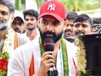 <p>రామ్ పోతినేని మెగా ఫోన్ చేతపట్టనున్నాడు. హీరోగా రాబోతున్న కొత్త సినిమాకు తానే దర్శకత్వం వహించనున్నాడు. ఈ చిత్రం పూజ కార్యక్రమం సోమవారం జరిగింది.</p>(x/RAPO_Cinematics)