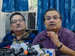 কুণাল ঘোষ বরাবরই দাবি করে এসেছেন, তিনি মমতা বন্দ্যোপাধ্যায়ের প্রতি অনুগত থাকবেন, কিন্তু দলের ভেতরে কোনও ভুল বা অনিয়ম দেখলে তার প্রতিবাদও করবেন। 