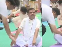 আন্তর্জাতিক যোগ দিবসে রেড রোডের সরকারি অনুষ্ঠানে মুখ্যমন্ত্রী শুভেন্দু অধিকারীর পা ছুঁয়ে প্রণাম করেছিলেন এই শামস ইকবাল