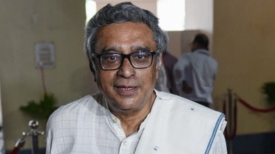 স্বপন দাশগুপ্ত বলেন, 'সারা ভারত আজ পশ্চিমবঙ্গের দিকে তাকিয়ে আছে।' (Debajyoti Chakraborty) স্বপন দাশগুপ্ত বলেন, 'সারা ভারত আজ পশ্চিমবঙ্গের দিকে তাকিয়ে আছে।' (Debajyoti Chakraborty)