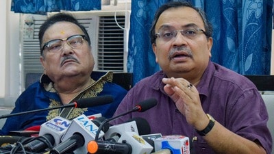 কুণাল ঘোষ বরাবরই দাবি করে এসেছেন, তিনি মমতা বন্দ্যোপাধ্যায়ের প্রতি অনুগত থাকবেন, কিন্তু দলের ভেতরে কোনও ভুল বা অনিয়ম দেখলে তার প্রতিবাদও করবেন। (Saikat paul)