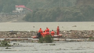 অরুণাচলে উদ্ধার অভিযান চলাকালীন একটি নৌকা প্রবল স্রোতে ভেসে যাওয়ায় অন্তত ৯ জন নিখোঁজ হয়েছেন। (ANI Video Grab) অরুণাচলে উদ্ধার অভিযান চলাকালীন একটি নৌকা প্রবল স্রোতে ভেসে যাওয়ায় অন্তত ৯ জন নিখোঁজ হয়েছেন। (ANI Video Grab)