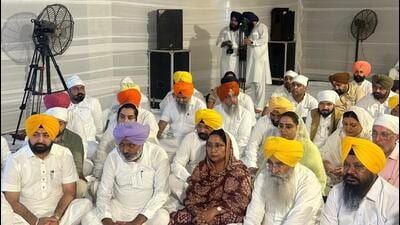Aam Aadmi Party Sikh MLAs appearing before Akal Takht in the Golden Temple complex in Amritsar on Monday. (HT Photo) Aam Aadmi Party Sikh MLAs appearing before Akal Takht in the Golden Temple complex in Amritsar on Monday. (HT Photo)