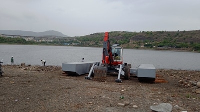 According to PMC officials, floating spider machines are equipped to access deep, narrow and difficult-to-reach sections of lakes, rivers and streams. (MAHENDRA KOLHE/HT) According to PMC officials, floating spider machines are equipped to access deep, narrow and difficult-to-reach sections of lakes, rivers and streams. (MAHENDRA KOLHE/HT)