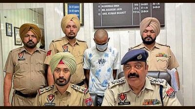 After securing a three-day police remand, police raided Meerut and recovered the entire stolen gold weighing 28 grams. (HT File)