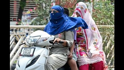 Commuters take cover from the scorching sun in Amritsar. Bathinda remained the hottest place in the state on Monday, with a maximum temperature of 44.4°C. (AFP)