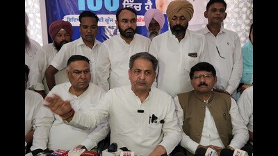 Congress Working Committee (CWC) member Vijay Inder Singla Interacting with a media in Bathinda on Monday. (Sanjeev Kumar/HT) Congress Working Committee (CWC) member Vijay Inder Singla Interacting with a media in Bathinda on Monday. (Sanjeev Kumar/HT)