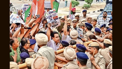 Congress supporters protesting outside the municipal corporation office in Chandigarh on Monday. (Ravi Kumar/HT)
