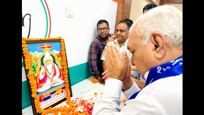 Former Chief Minister Bhupinder Singh Hooda pays floral tribute to Sant Kabir on Monday. (Manoj Dhaka/HT)