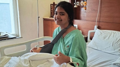 হাসপাতালে ভর্তি ‘পটলকুমার গানওয়ালা’! মঙ্গলে অস্ত্রোপচার, কী হয়েছে হিয়ার? হাসপাতালে ভর্তি ‘পটলকুমার গানওয়ালা’! মঙ্গলে অস্ত্রোপচার, কী হয়েছে হিয়ার?