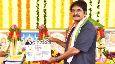 <p>రాపో 23 మూవీ పూజ కార్యక్రమంలో స్రవంతి రవికిషోర్ ఫస్ట్ క్లాప్ కొట్టారు. మురళీ పోతినేని ఏమో కెమెరా ఆన్ చేశారు. </p> (x/RAPO_Cinematics) <p>రాపో 23 మూవీ పూజ కార్యక్రమంలో స్రవంతి రవికిషోర్ ఫస్ట్ క్లాప్ కొట్టారు. మురళీ పోతినేని ఏమో కెమెరా ఆన్ చేశారు. </p> (x/RAPO_Cinematics)