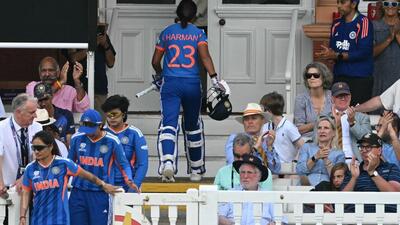 भारत की कप्तान हरमनप्रीत कौर 28 जून, 2026 को लंदन के लॉर्ड्स में ऑस्ट्रेलिया और भारत के बीच आईसीसी महिला टी20 क्रिकेट विश्व कप 2026 के खेल के दौरान 56 रन पर अपना विकेट खोकर पवेलियन लौट गईं। (फोटो जस्टिन टैलिस / एएफपी द्वारा) (एएफपी)
