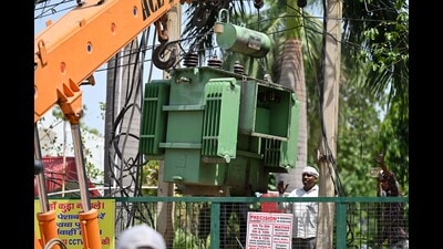 Officials from both power utilities agree electricity is available, but disagree on whether overloaded substations or weak distribution planning are to blame. (Parveen Kumar/HT) Officials from both power utilities agree electricity is available, but disagree on whether overloaded substations or weak distribution planning are to blame. (Parveen Kumar/HT)