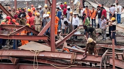 আগামী ৩১ জুলাই পর্যন্ত শহরে বড় আকারের নির্মাণকাজ স্থগিত রেখে বহুতল এবং বাণিজ্যিক ভবনের নিরাপত্তা, নির্মাণের গুণমান ও অনুমোদিত নকশা খতিয়ে দেখবে বিশেষজ্ঞ কমিটি। (PTI) আগামী ৩১ জুলাই পর্যন্ত শহরে বড় আকারের নির্মাণকাজ স্থগিত রেখে বহুতল এবং বাণিজ্যিক ভবনের নিরাপত্তা, নির্মাণের গুণমান ও অনুমোদিত নকশা খতিয়ে দেখবে বিশেষজ্ঞ কমিটি। (PTI)