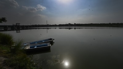 A view of the Yamuna River as the water level rises near Wazirabad and Sonia Vihar following increased inflow, in New Delhi, India, on June 24, (HT Photo/Arvind Yadav) A view of the Yamuna River as the water level rises near Wazirabad and Sonia Vihar following increased inflow, in New Delhi, India, on June 24, (HT Photo/Arvind Yadav)
