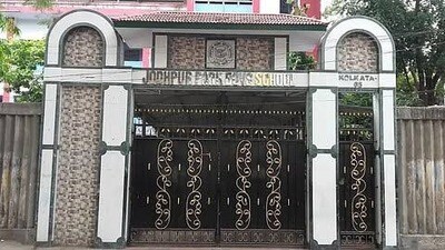 শহরের অভিজাত স্কুলে অভিভাবকদের বিক্ষোভে ধুন্ধুমার (সৌজন্যে টুইটার)