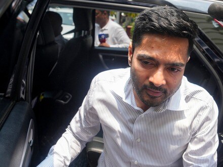বিদেশে চিকিৎসার উদ্দেশ্যে যাওয়ার অনুমতি চেয়ে করা মামলার দ্রুত শুনানির আবেদন নিয়ে ফের কলকাতা হাই কোর্টের দ্বারস্থ হলেন তৃণমূল কংগ্রেসের সর্বভারতীয় সাধারণ সম্পাদক অভিষেক বন্দ্যোপাধ্যায়।