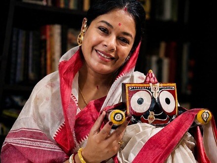 স্নানযাত্রায় লাল পাড় সাদা শাড়িতে সাজলেন ইমন