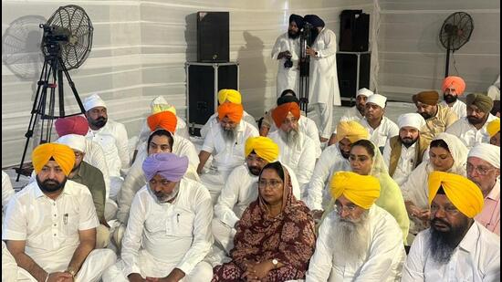 Aam Aadmi Party Sikh MLAs appearing before Akal Takht in the Golden Temple complex in Amritsar on Monday. (HT Photo)