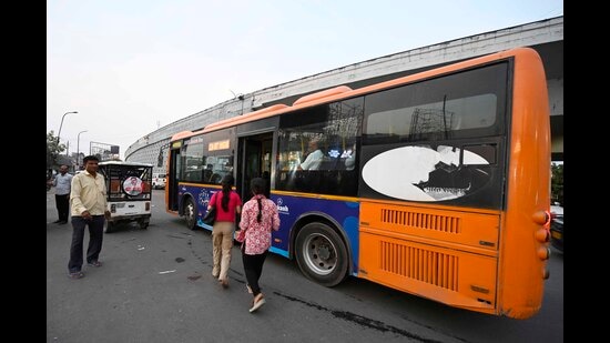 Passengers board a city bus at Polytechnic crossing in Lucknow. (Deepak Gupta/HT photo)