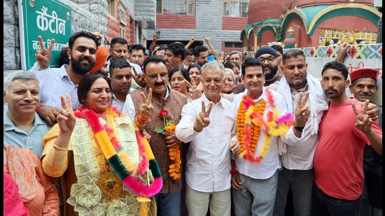 Suman Thakur and Jitendra Kumar celebrating their victory in Mandi on Monday. (Birbal Sharma/HT)