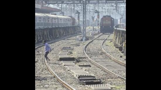 The block has been planned to facilitate engineering, signal and telecommunication (S&T), and overhead equipment (OHE) works for replacing DDS point numbers 207 and 208 and upgrading the existing 52 KG track layout to a modern 60 KG double density switch (DDS) layout in the Pune-Lonavala section. (REPRESENTATIVE PHOTO)