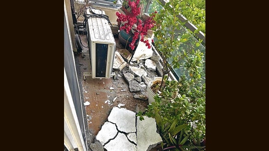 The child’s family plans legal action against the developer, while the maintenance agency cited seepage and homeowner maintenance as possible factors. (HT)