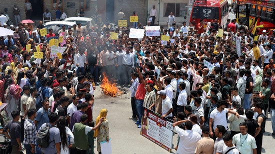The demonstrators demanded a fair investigation and strict action against those responsible for the alleged medical negligence that led to the death of 23-year-old Manju Sharma following childbirth on June 21. (Aqil Khan/HT)