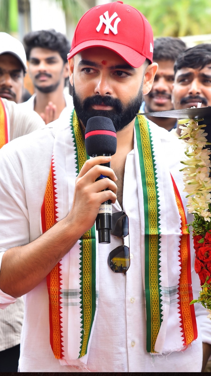 <p>రామ్ పోతినేని మెగా ఫోన్ చేతపట్టనున్నాడు. హీరోగా రాబోతున్న కొత్త సినిమాకు తానే దర్శకత్వం వహించనున్నాడు. ఈ చిత్రం పూజ కార్యక్రమం సోమవారం జరిగింది.</p>