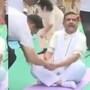 আন্তর্জাতিক যোগ দিবসে রেড রোডের সরকারি অনুষ্ঠানে মুখ্যমন্ত্রী শুভেন্দু অধিকারীর পা ছুঁয়ে প্রণাম করেছিলেন এই শামস ইকবাল