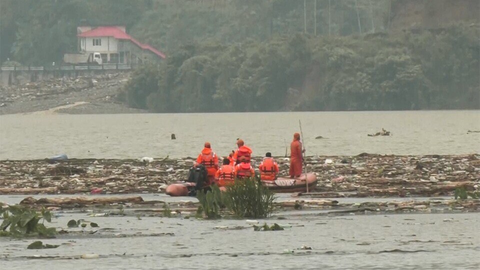 অরুণাচলে উদ্ধার অভিযান চলাকালীন একটি নৌকা প্রবল স্রোতে ভেসে যাওয়ায় অন্তত ৯ জন নিখোঁজ হয়েছেন। (ANI Video Grab)