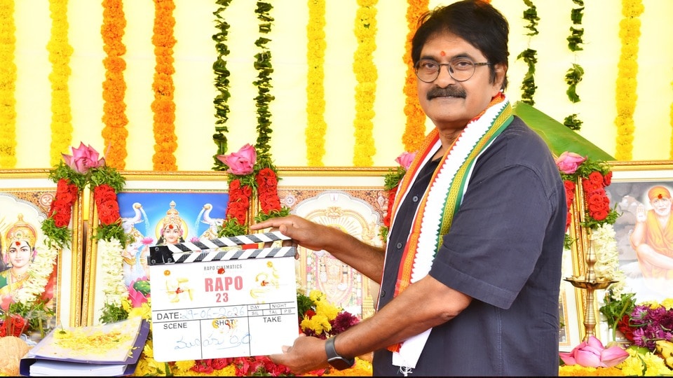 <p>రాపో 23 మూవీ పూజ కార్యక్రమంలో స్రవంతి రవికిషోర్ ఫస్ట్ క్లాప్ కొట్టారు. మురళీ పోతినేని ఏమో కెమెరా ఆన్ చేశారు. </p>(x/RAPO_Cinematics)