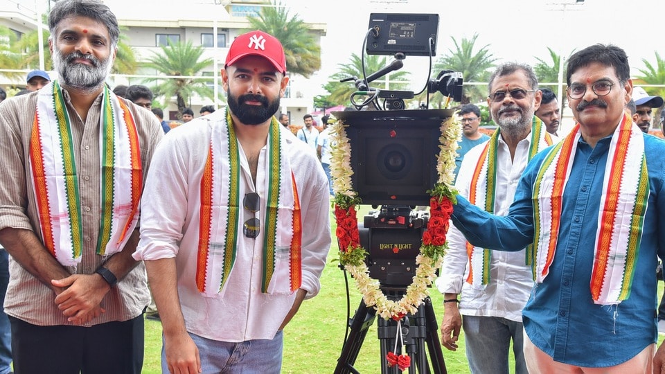 <p>రాపో23 పూజ కార్యక్రమ ఫొటోలను రాపో సినిమాటిక్స్ ఇవాళ తన సోషల్ మీడియా అకౌంట్లలో షేర్ చేసింది. </p>(x/RAPO_Cinematics)
