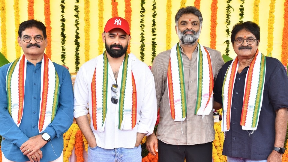 <p>రాపో 23 మూవీ సైకలాజికల్ థ్రిల్లర్ గా తెరకెక్కనుంది. ‘ఒంటరి తోడేలు ప్రయాణం ప్రారంభం’ అనే క్యాప్షన్ తో ఈ పూజ కార్యక్రమ ఫొటోలను రాపో టీమ్ పంచుకుంది. </p>(x/RAPO_Cinematics)