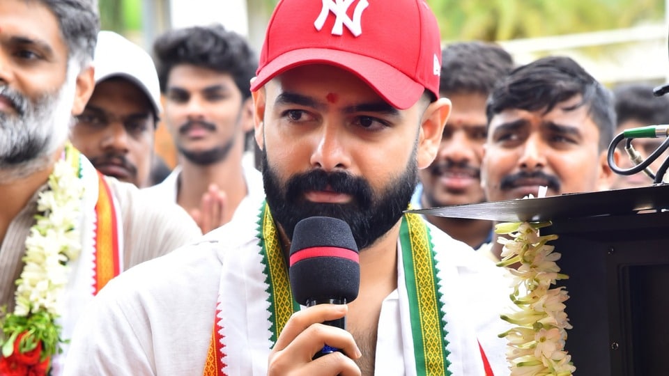 <p>రామ్ పోతినేని మెగా ఫోన్ చేతపట్టనున్నాడు. హీరోగా రాబోతున్న కొత్త సినిమాకు తానే దర్శకత్వం వహించనున్నాడు. ఈ చిత్రం పూజ కార్యక్రమం సోమవారం జరిగింది.</p>(x/RAPO_Cinematics)