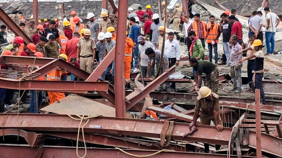 আগামী ৩১ জুলাই পর্যন্ত শহরে বড় আকারের নির্মাণকাজ স্থগিত রেখে বহুতল এবং বাণিজ্যিক ভবনের নিরাপত্তা, নির্মাণের গুণমান ও অনুমোদিত নকশা খতিয়ে দেখবে বিশেষজ্ঞ কমিটি।(PTI)