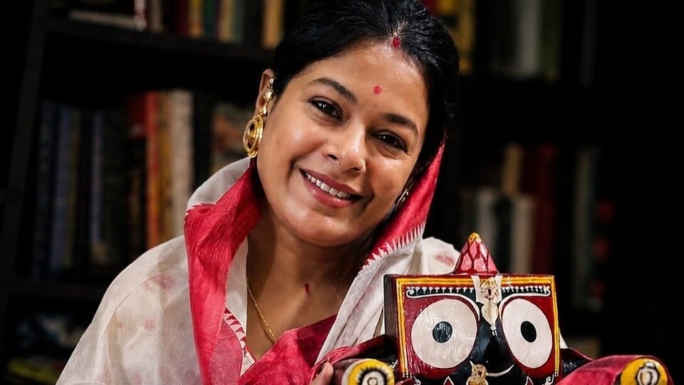 স্নানযাত্রায় লাল পাড় সাদা শাড়িতে সাজলেন ইমন