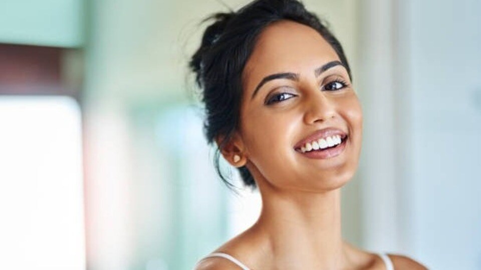 <p>శరీరంలో నీటి కొరత చర్మాన్ని కూడా దెబ్బతీస్తుంది. పుష్కలంగా నీరు తాగడం వల్ల చర్మం తేమగా ఉండి, తేమను నిలుపుకుంటుంది. తక్కువ నీరు తాగడం వల్ల చర్మం పొడిగా, కాంతిహీనంగా కనిపిస్తుంది. దీనివల్ల ముఖంపై ఉండే సన్నని గీతలు, ముడతలు మరింత స్పష్టంగా కనిపిస్తాయి.</p>