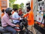 పెట్రోల్​, డీజిల్​ ధరలు తగ్గడం ఇప్పట్లో కష్టమేనా?(PTI)