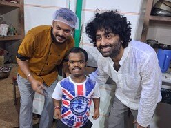 ৬০ টাকায় মেলে আলু পরোটা, নদিয়ার সাধারণ ধাবায় অরিজিৎ, ভোজন সেরে রান্নাঘরে চলল ফোটোসেশন!