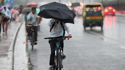 According to the IMD, very light rain or drizzle accompanied by thunderstorms and lightning is very likely over parts of South East Delhi, East Delhi, Central Delhi, South Delhi, New Delhi, South West Delhi and West Delhi on Tuesday. (HT Photo) According to the IMD, very light rain or drizzle accompanied by thunderstorms and lightning is very likely over parts of South East Delhi, East Delhi, Central Delhi, South Delhi, New Delhi, South West Delhi and West Delhi on Tuesday. (HT Photo)