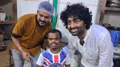 ৬০ টাকায় মেলে আলু পরোটা, নদিয়ার সাধারণ ধাবায় অরিজিৎ, ভোজন সেরে রান্নাঘরে চলল ফোটোসেশন! ৬০ টাকায় মেলে আলু পরোটা, নদিয়ার সাধারণ ধাবায় অরিজিৎ, ভোজন সেরে রান্নাঘরে চলল ফোটোসেশন!