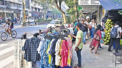 Mumbai, India - Jan. 16, 2025:Hawkers at Colaba causway, in Mumbai, India, on Thursday, January 16, 2025. (Photo by Anshuman Poyrekar/ Hindustan Times) (Hindustan Times) Mumbai, India - Jan. 16, 2025:Hawkers at Colaba causway, in Mumbai, India, on Thursday, January 16, 2025. (Photo by Anshuman Poyrekar/ Hindustan Times) (Hindustan Times)