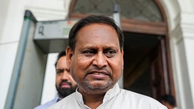 বিতর্কিত ‘স্যাটাভাঙা মার’ মন্তব্যকে ঘিরে আইনি চাপ বাড়ল নওদার বিধায়ক হুমায়ুন কবীরের ওপর। (PTI) বিতর্কিত ‘স্যাটাভাঙা মার’ মন্তব্যকে ঘিরে আইনি চাপ বাড়ল নওদার বিধায়ক হুমায়ুন কবীরের ওপর। (PTI)
