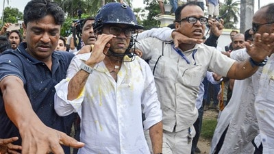 রাজ্যে রাজনৈতিক পালাবদলের পর থেকেই বিরোধী নেতাদের উদ্দেশে ডিম নিক্ষেপের ঘটনা বাড়তে শুরু করে। (PTI) রাজ্যে রাজনৈতিক পালাবদলের পর থেকেই বিরোধী নেতাদের উদ্দেশে ডিম নিক্ষেপের ঘটনা বাড়তে শুরু করে। (PTI)